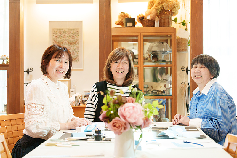 菅屋智美さんのカリグラフィーとハサミ