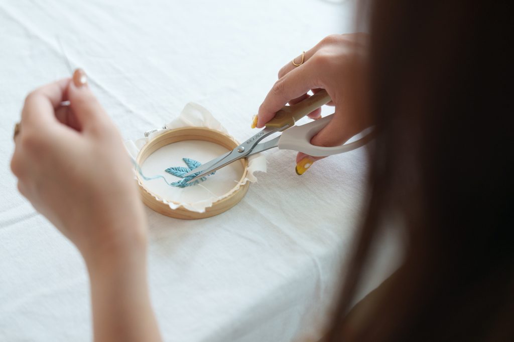 福島智美さんの刺繍アクセサリーとハサミ