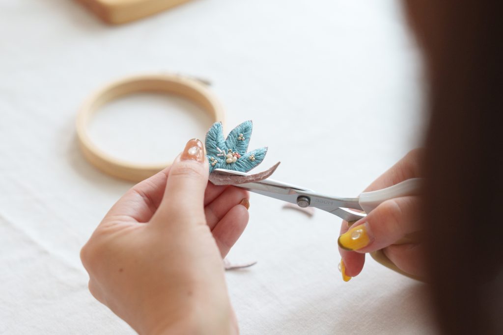 福島智美さんの刺繍アクセサリーとハサミ