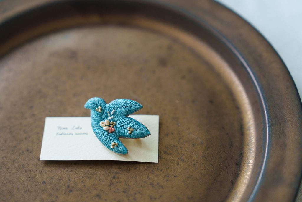 福島智美さんの刺繍アクセサリーとハサミ