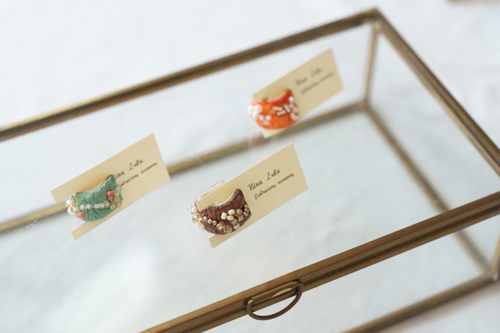 福島智美さんの刺繍アクセサリーとハサミ