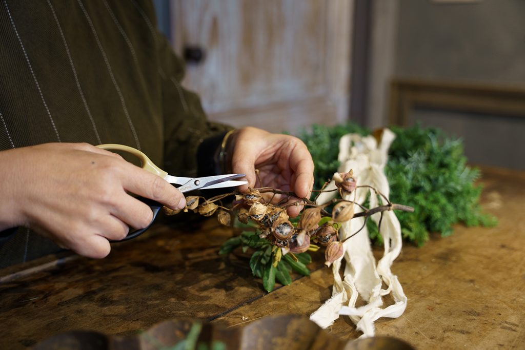 SHUTOCAのクリスマスリースとハサミ