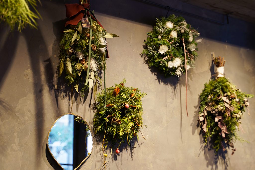 SHUTOCAのクリスマスリースとハサミ