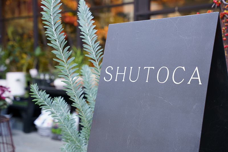 SHUTOCAのクリスマスリースとハサミ