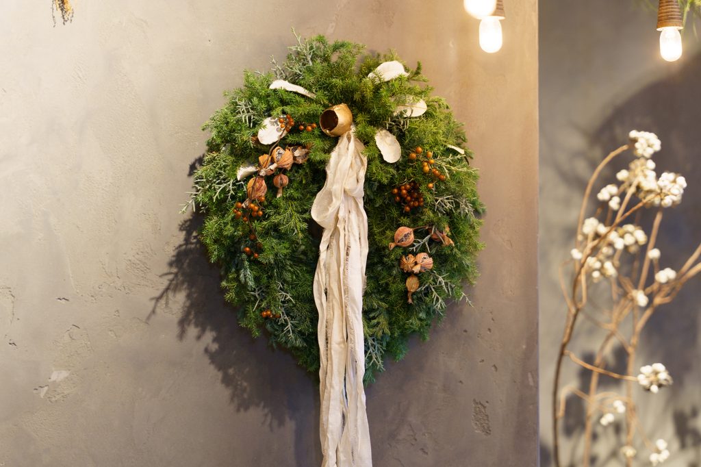 SHUTOCAのクリスマスリースとハサミ