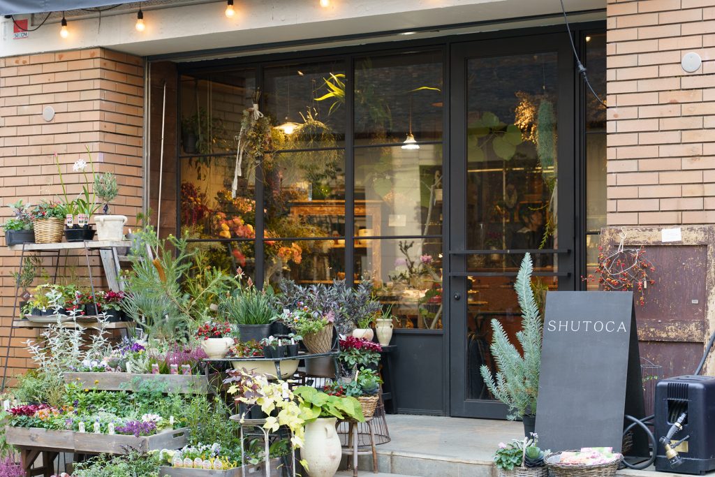 SHUTOCAのクリスマスリースとハサミ