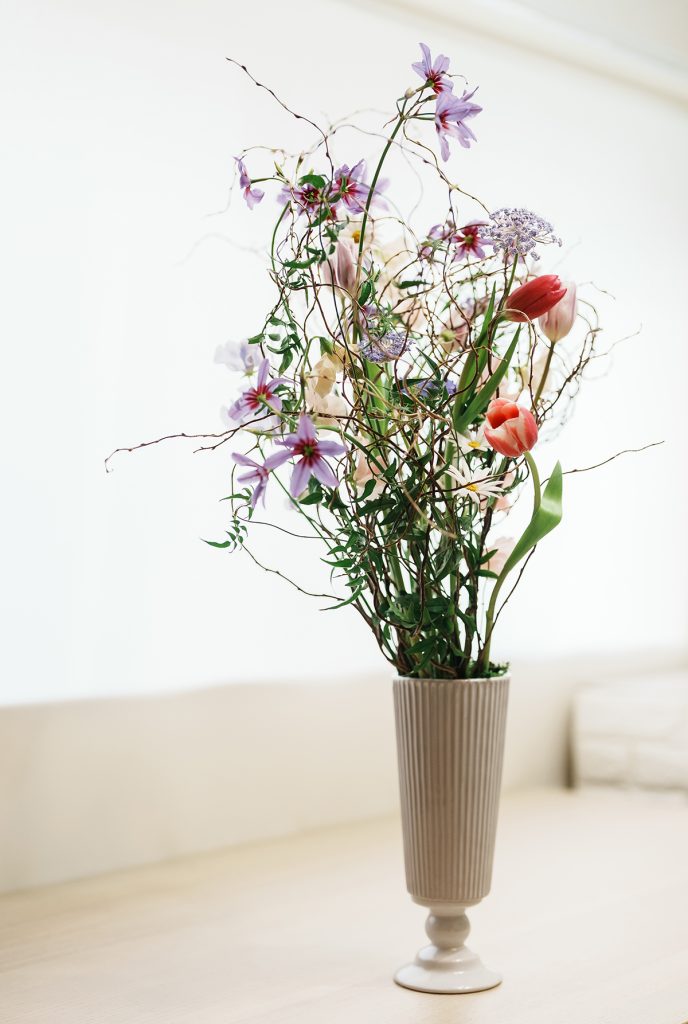 柴田ユカさんのフラワーデザインとハサミ