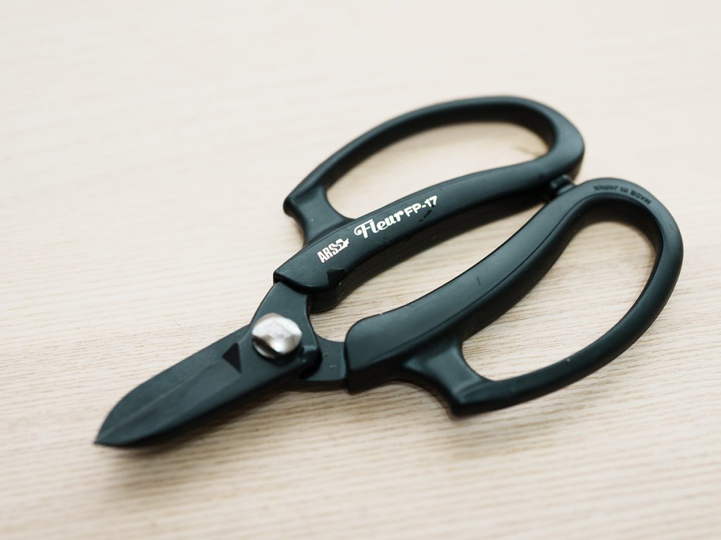 柴田ユカさんのフラワーデザインとハサミ