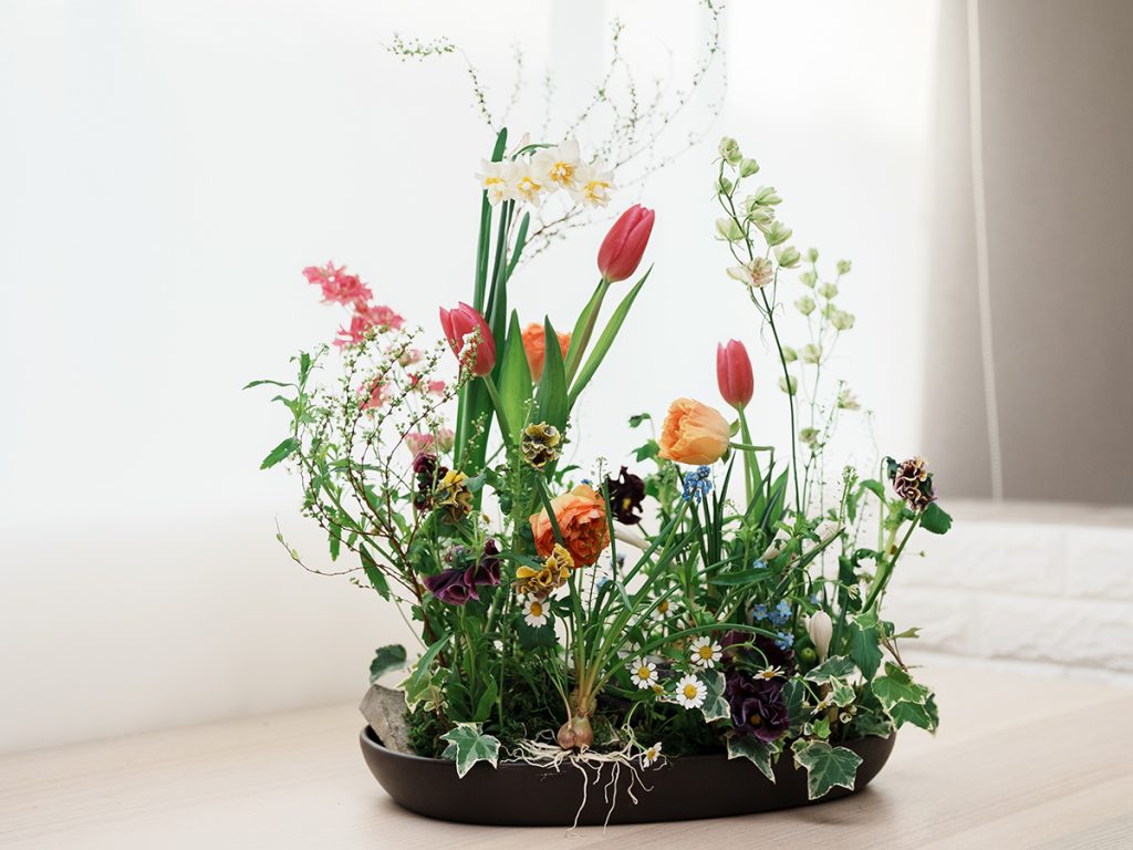 柴田ユカさんのフラワーデザインとハサミ