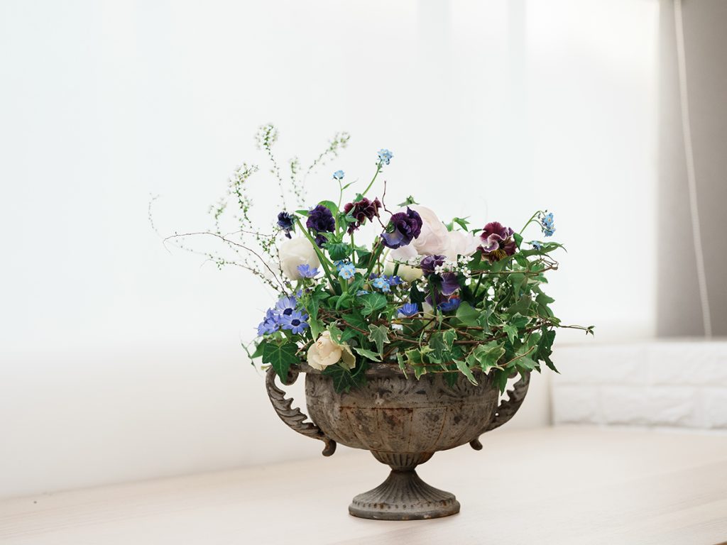 柴田ユカさんのフラワーデザインとハサミ