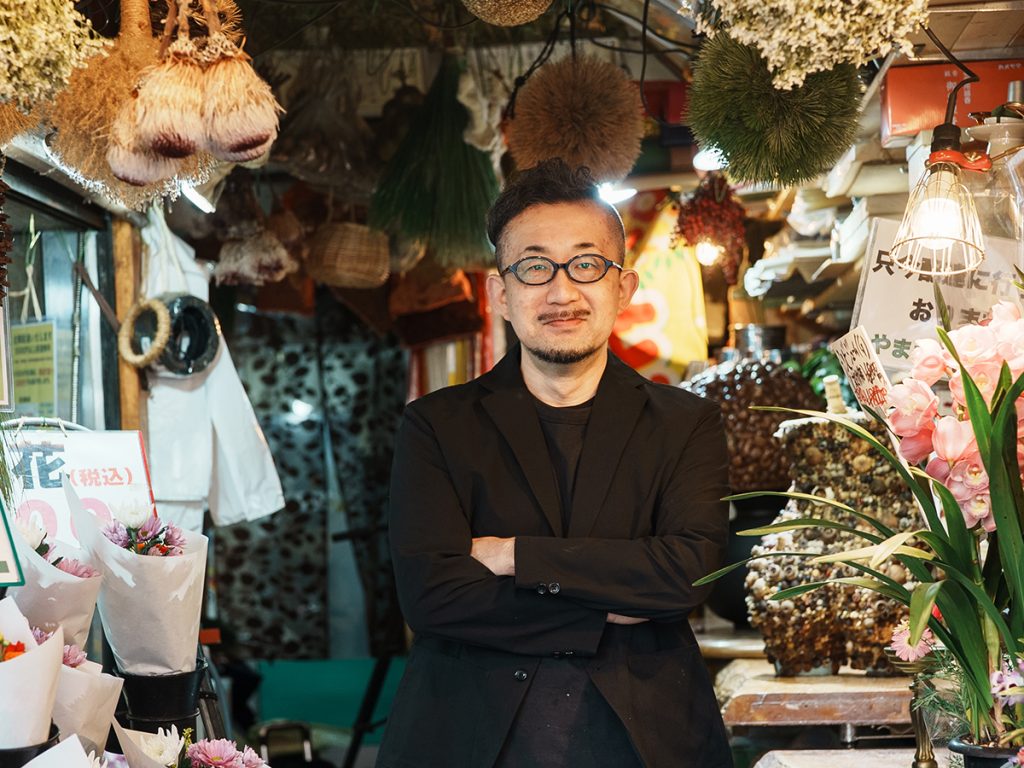 山﨑亮さんのコンテンポラリーボタニカルアートとハサミ