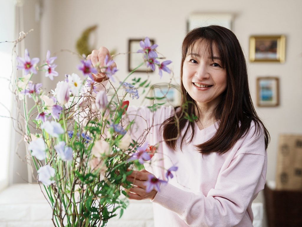 柴田ユカさんのフラワーデザインとハサミ